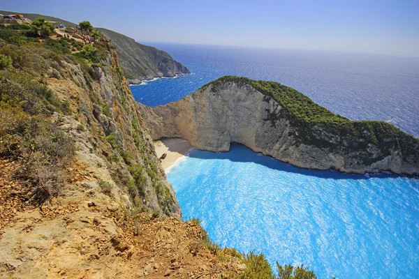 Navagio Beach (batık beach) gün batımında Zakynthos adada. Yunanistan .