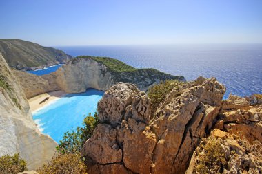 Navagio Beach (batık beach) gün batımında Zakynthos adada. Yunanistan .