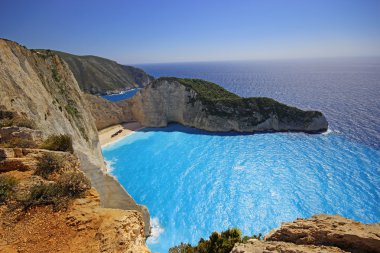 Navagio Beach (batık beach) gün batımında Zakynthos adada. Yunanistan .