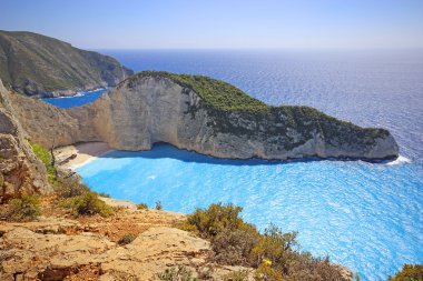 Navagio Beach (batık beach) gün batımında Zakynthos adada. Yunanistan .