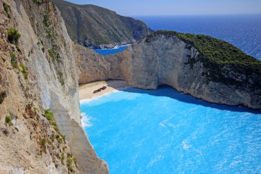 Navagio Beach (batık beach) gün batımında Zakynthos adada. Yunanistan .