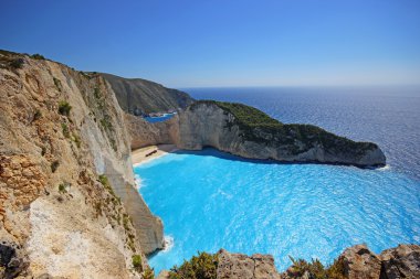 Navagio Beach (batık beach) gün batımında Zakynthos adada. Yunanistan .