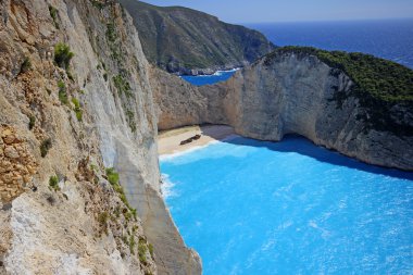 Navagio Beach (batık beach) gün batımında Zakynthos adada. Yunanistan .