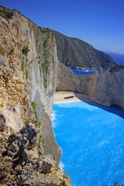 Navagio Beach (batık beach) gün batımında Zakynthos adada. Yunanistan .