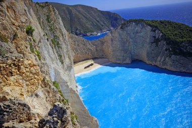 Navagio Beach (batık beach) gün batımında Zakynthos adada. Yunanistan .