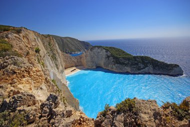 Navagio Beach (batık beach) gün batımında Zakynthos adada. Yunanistan .