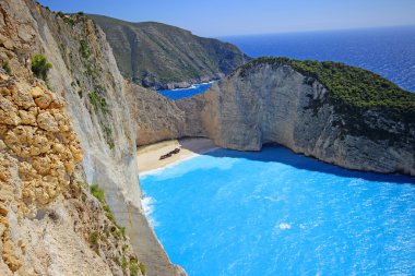 Navagio Beach (batık beach) gün batımında Zakynthos adada. Yunanistan .