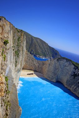 Navagio Beach (batık beach) gün batımında Zakynthos adada. Yunanistan .