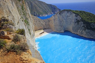 Navagio Beach (batık beach) gün batımında Zakynthos adada. Yunanistan .