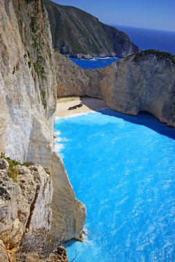 Navagio Beach (batık beach) gün batımında Zakynthos adada. Yunanistan .