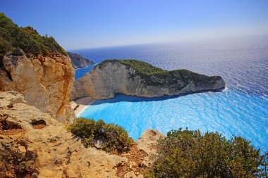Navagio Beach (batık beach) gün batımında Zakynthos adada. Yunanistan .