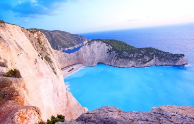 Navagio Beach (batık beach) gün batımında Zakynthos adada. Yunanistan .