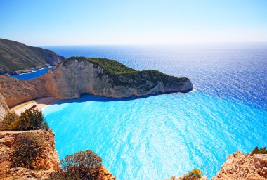 Navagio Beach (batık beach) gün batımında Zakynthos adada. Yunanistan .