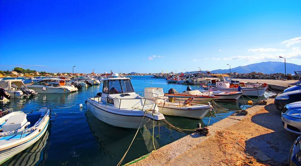 Jachty v zálivu ostrova Zakynthos. Řecko . — Stock fotografie