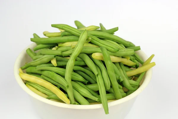 Frijoles verdes y amarillos frescos en un recipiente blanco  . — Foto de Stock