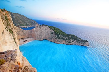 Gün batımında, Yunanistan Zakynthos adada Navagio Beach (batık beach)