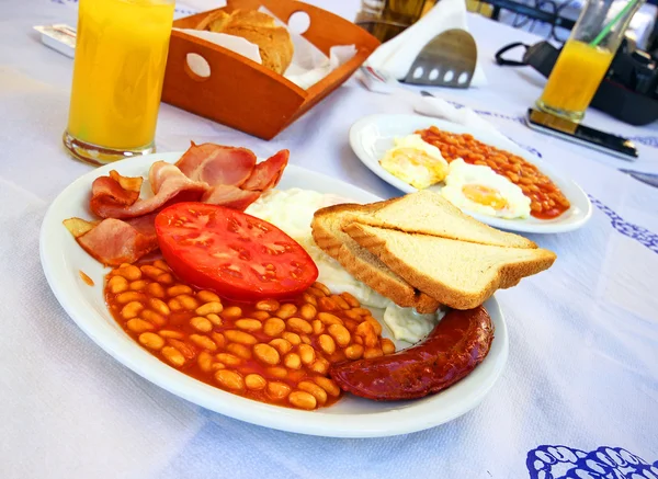 完整版的英文早餐，还有培根、 香肠、 煎蛋和烘豆 . — 图库照片