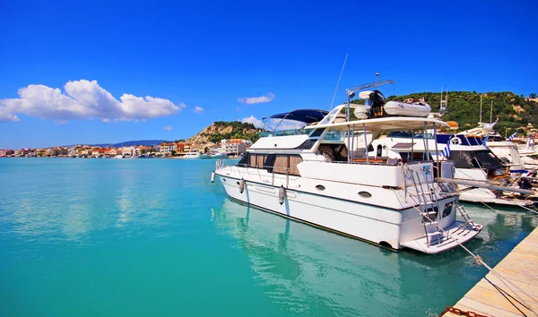 Jachty v zálivu ostrova Zakynthos. Řecko . — Stock fotografie