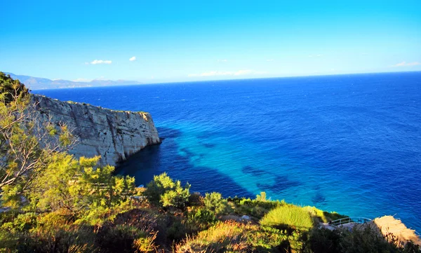 Eau turque de la baie sur Zakynthos, Grèce . — Photo