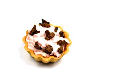 Beyaz arka planda izole edilmiş çikolatalı pasta