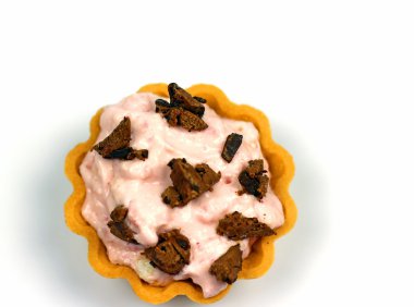 Beyaz arka planda izole edilmiş çikolatalı pasta