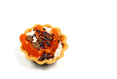 Beyaz arka planda izole edilmiş çikolatalı pasta