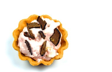 Beyaz arka planda izole edilmiş çikolatalı pasta