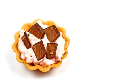 Beyaz arka planda izole edilmiş çikolatalı pasta