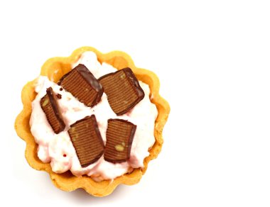 Beyaz arka planda izole edilmiş çikolatalı pasta