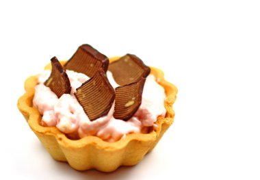 Beyaz arka planda izole edilmiş çikolatalı pasta