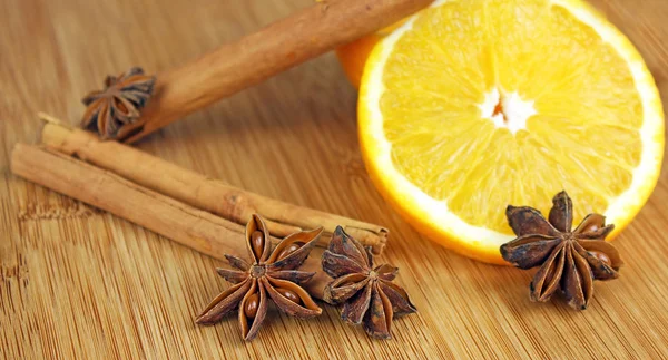 Noel, portakal ve tarçın anason ile
