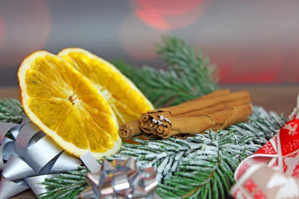 Julgran gjord av kanelstänger, torkade apelsiner och anis — Stockfoto