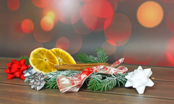 Kerstboom gemaakt van kaneelstokjes, gedroogde sinaasappelen en anijs — Stockfoto