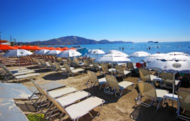 Şemsiye ve sundecks kumlu Banana Beach Zakynthos, Yunanistan. Muz en büyük plaj Zakynthos olanıdır.