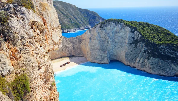 Utsikt över vackra Navagio Beach - skeppsbrott stranden på ön Zakynthos i Grekland — Stockfoto