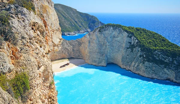 Utsikt över vackra Navagio Beach - skeppsbrott stranden på ön Zakynthos i Grekland — Stockfoto