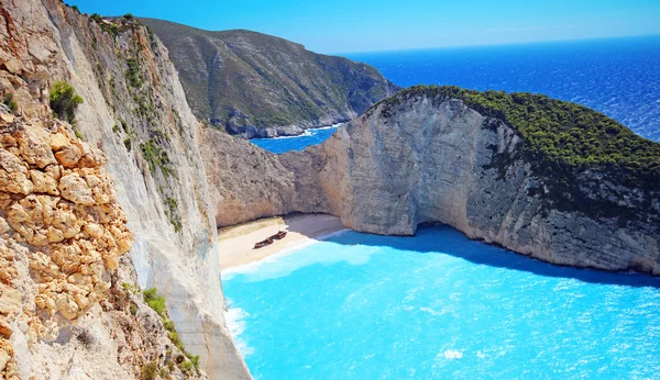 Utsikt över vackra Navagio Beach - skeppsbrott stranden på ön Zakynthos i Grekland — Stockfoto