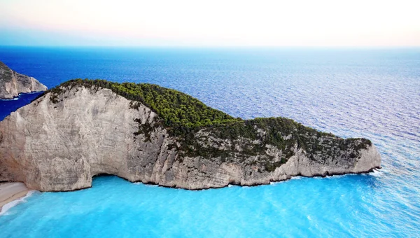 Vista idílica de la hermosa playa de Navagio - naufragio en la isla de Zakynthos en Grecia — Foto de Stock