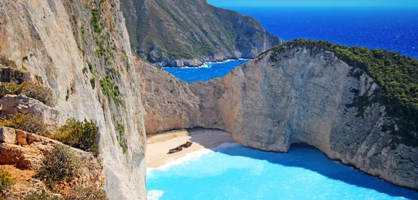 Idyllisk utsikt över vackra Navagio Beach - skeppsbrott på ön Zakynthos i Grekland — Stockfoto