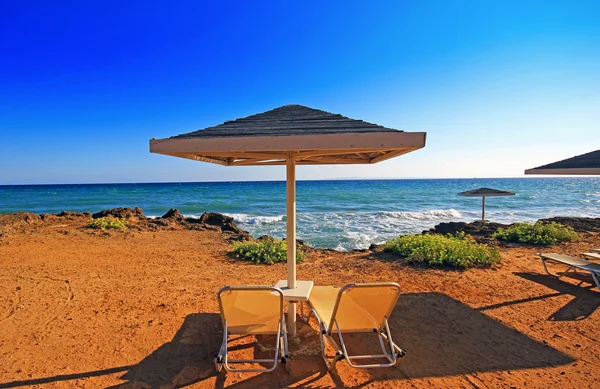 Paraplu's en zonneterrassen van het zandstrand van de banaan op Zakynthos, Griekenland. Banaan is het grootste strand van Zakynthos eiland. — Stockfoto