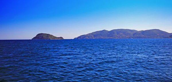 Agua turquesa de la bahía en la isla de Zakynthos, Grecia — Foto de Stock