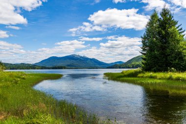 Tagasuk Gölü 'nden Kizya Dağı manzarası. Sibirya, Rusya