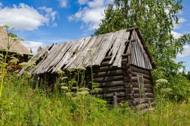 Sahilde terk edilmiş eski bir kulübe. Tagasuk Gölü. Krasnoyarsk Bölgesi, Sibirya, Rusya