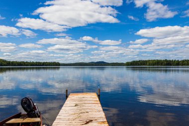 Göldeki balıkçılar için küçük bir iskele. Sibirya, Rusya