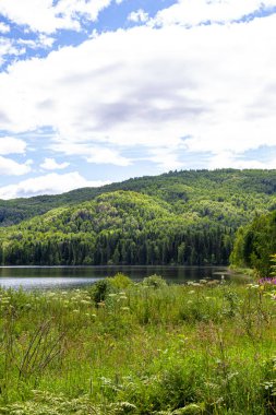 Tagasuk Gölü 'ndeki bulutlar. Sibirya, Rusya