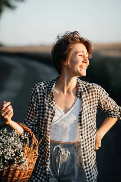 Chica Con Ramo Flores Silvestres Campo Trigo —  Fotos de Stock