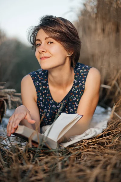 Flicka Läser Bok Ett Vetefält — Stockfoto