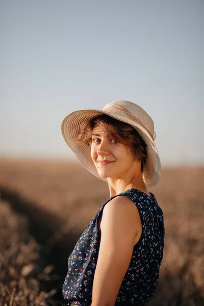 Chica Sombrero Campo Trigo —  Fotos de Stock