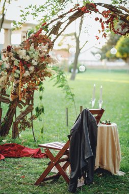 Kemer ve çiçeklerle sonbahar kompozisyonu