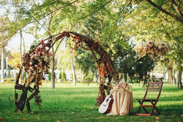 Höst Sammansättning Med Valv Och Blommor Stockbild